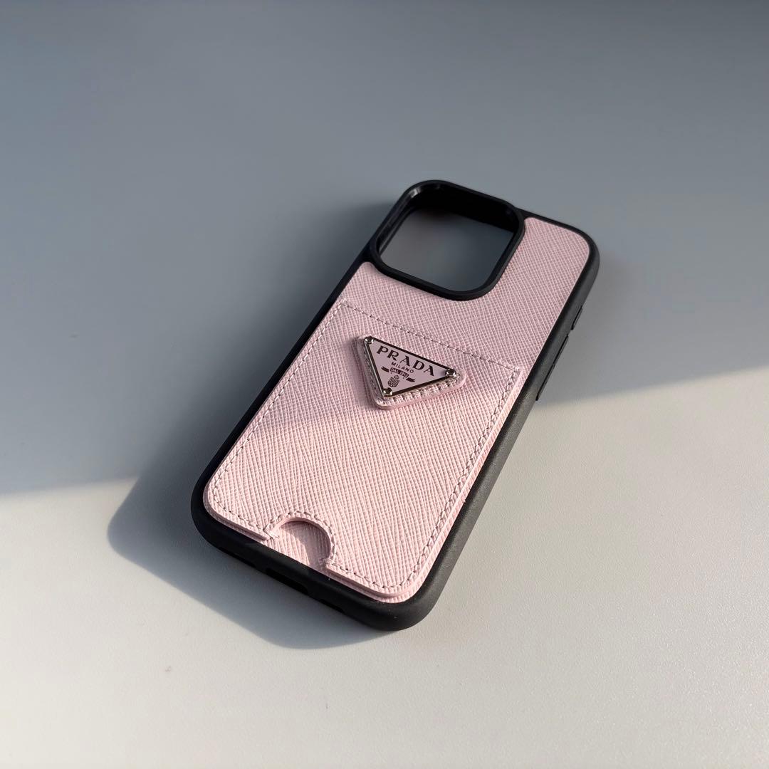 新品 未使用 プラダ PRADA iPhoneケース 15 Pro ロゴ ピンク