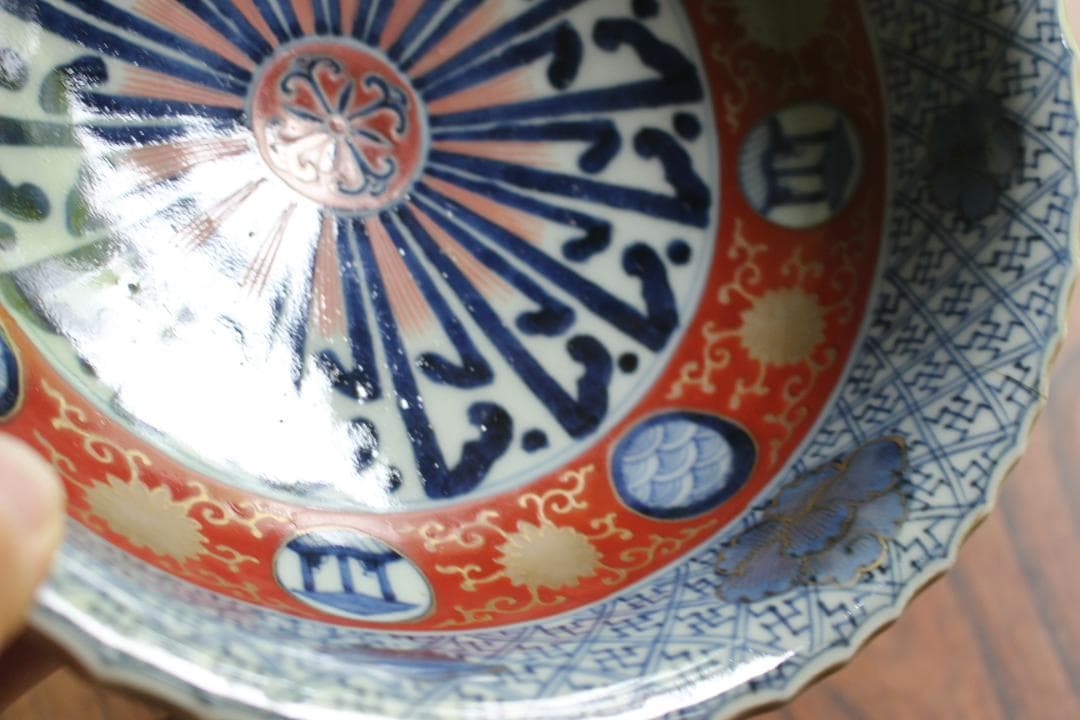 繊細な輪花デザインに華やかな金彩色絵の映える伊万里大鉢（検古伊万里九谷菓子鉢