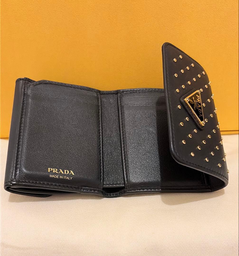 ほぼ新品 PRADA スタッズドレザー　2025春 三つ折り財布　正規品
