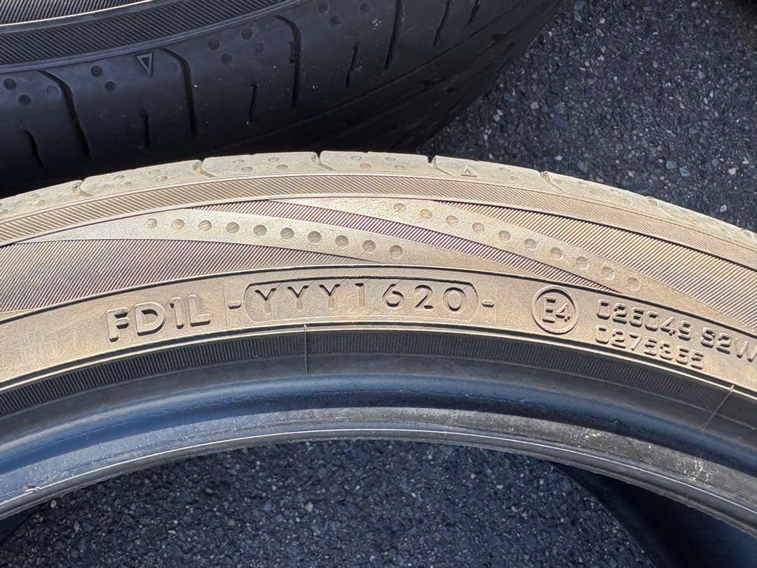 ヨコハマタイヤ　ブルーアースRV-02 245/40R20 中古4本セット