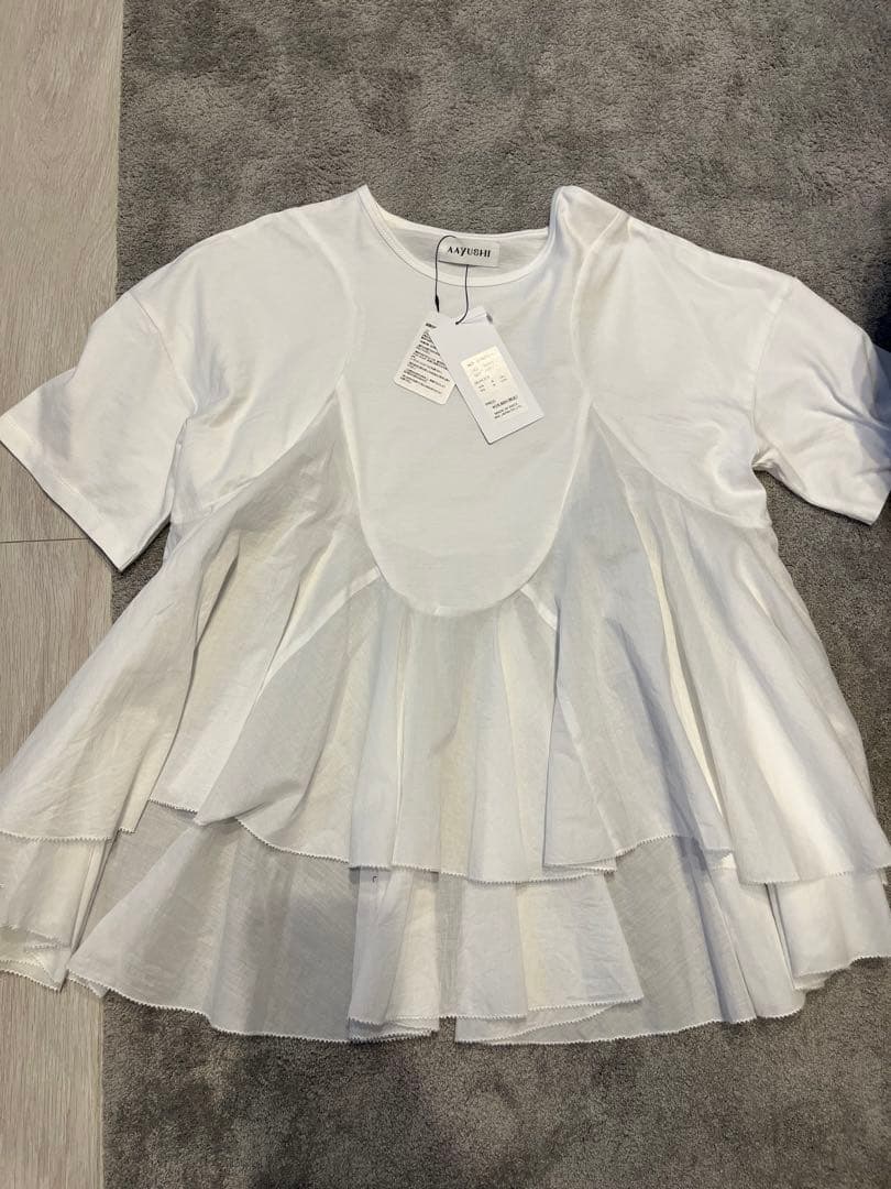 AAYUSHI ペプラムラッフルTシャツ 大草直子さんご紹介アイテム
