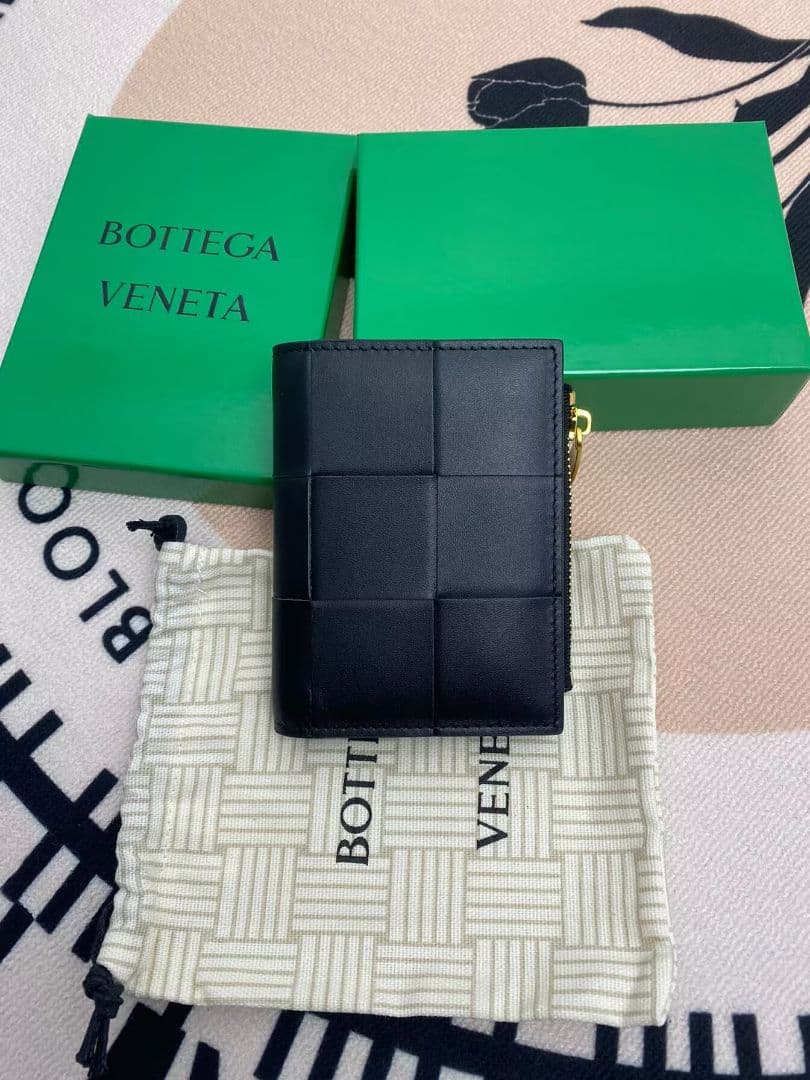 BOTTEGA VENETA ブラックレザー二つ折り財布