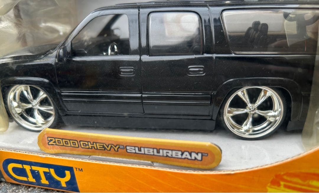 2000 CHEVY SUBURBAN シェビーサバーバン ダイキャスト1/24