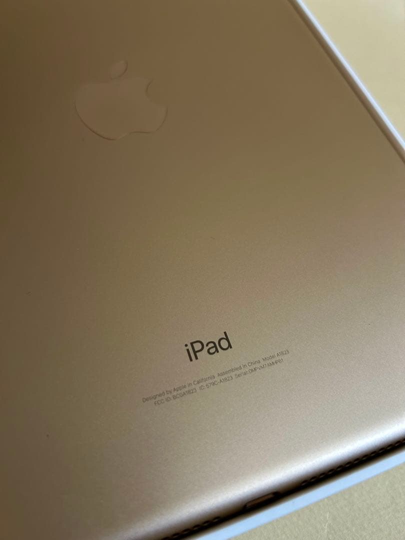 iPad（第5世代）32GB ゴールド セルラーモデル ドコモ
