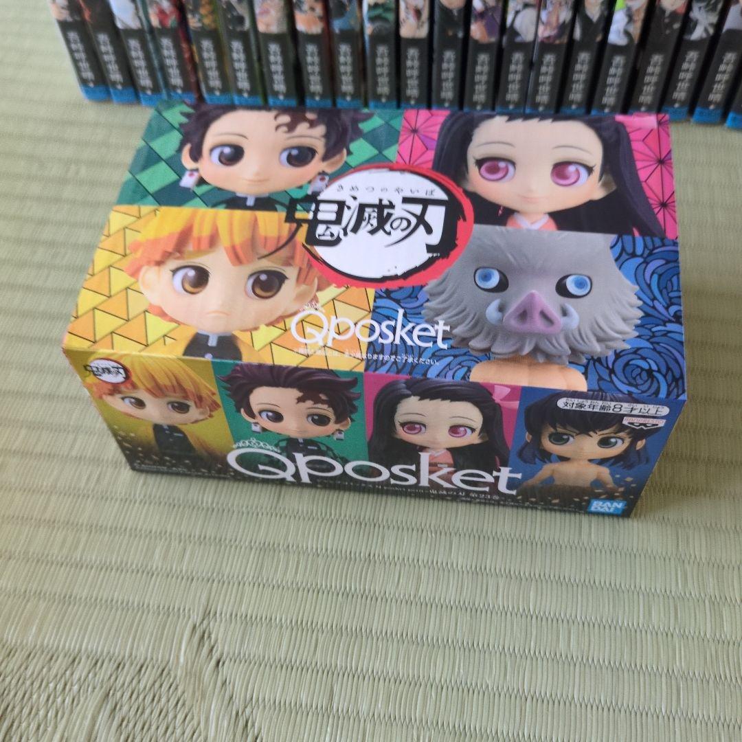 鬼滅の刃【全巻】、絵葉書16枚、シール32点、フィギュア4体