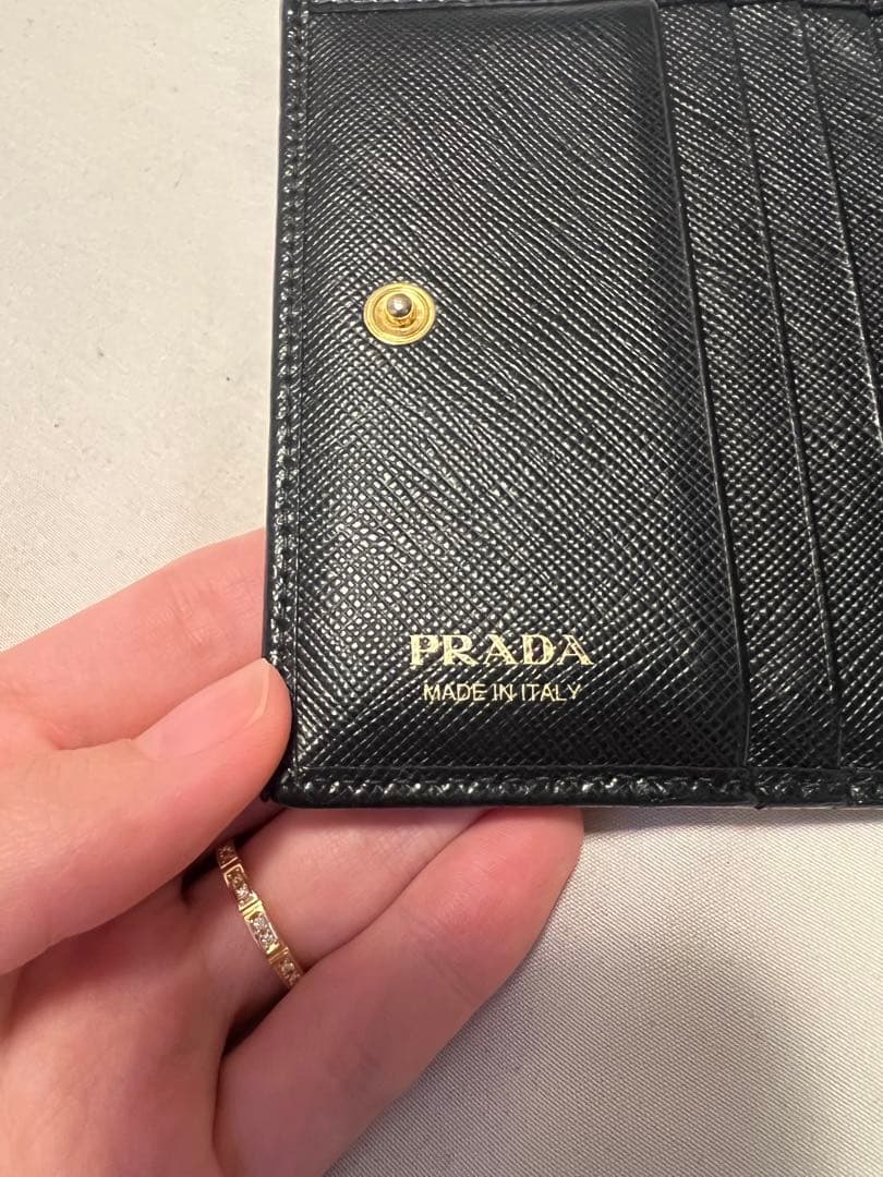 PRADA プラダ サフィアーノレザー 二つ折り財布 ブラック ゴールドロゴ