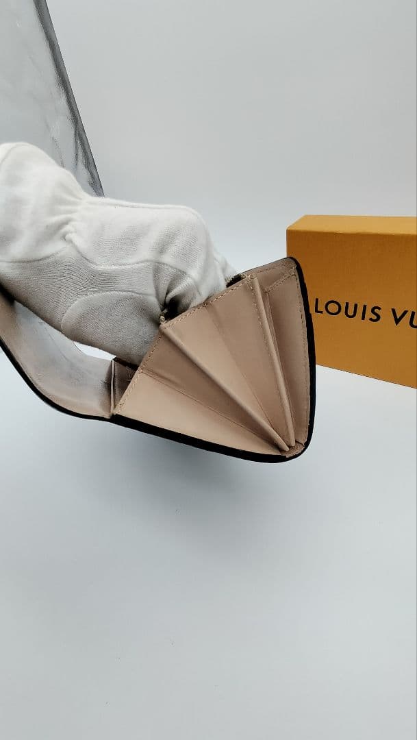 LOUIS VUITTON ブラック エナメルモノグラム二つ折り財布