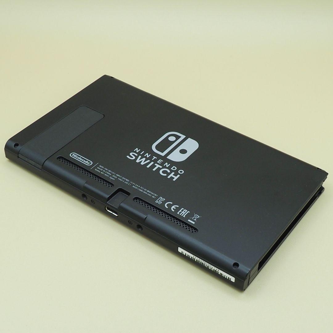 Nintendo Switch 本体と、USBハブスタンド、無線コントローラー