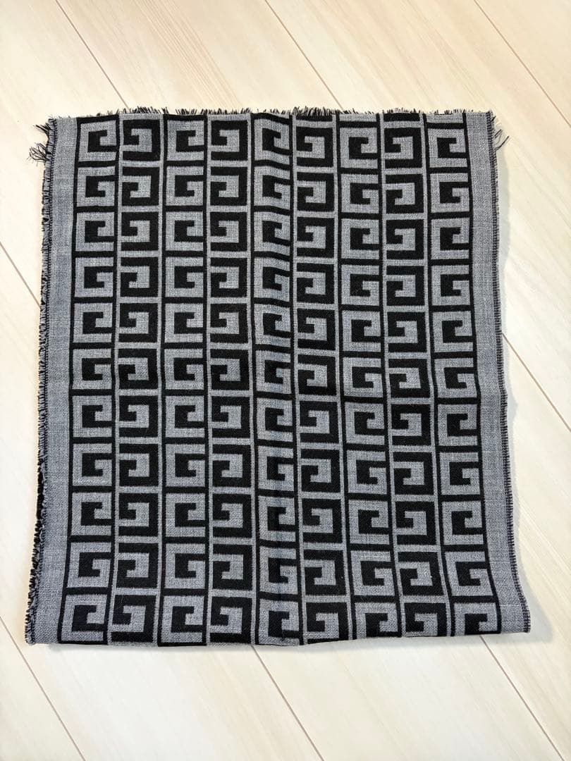 【新品未使用】Givenchy 幾何学模様 ストール
