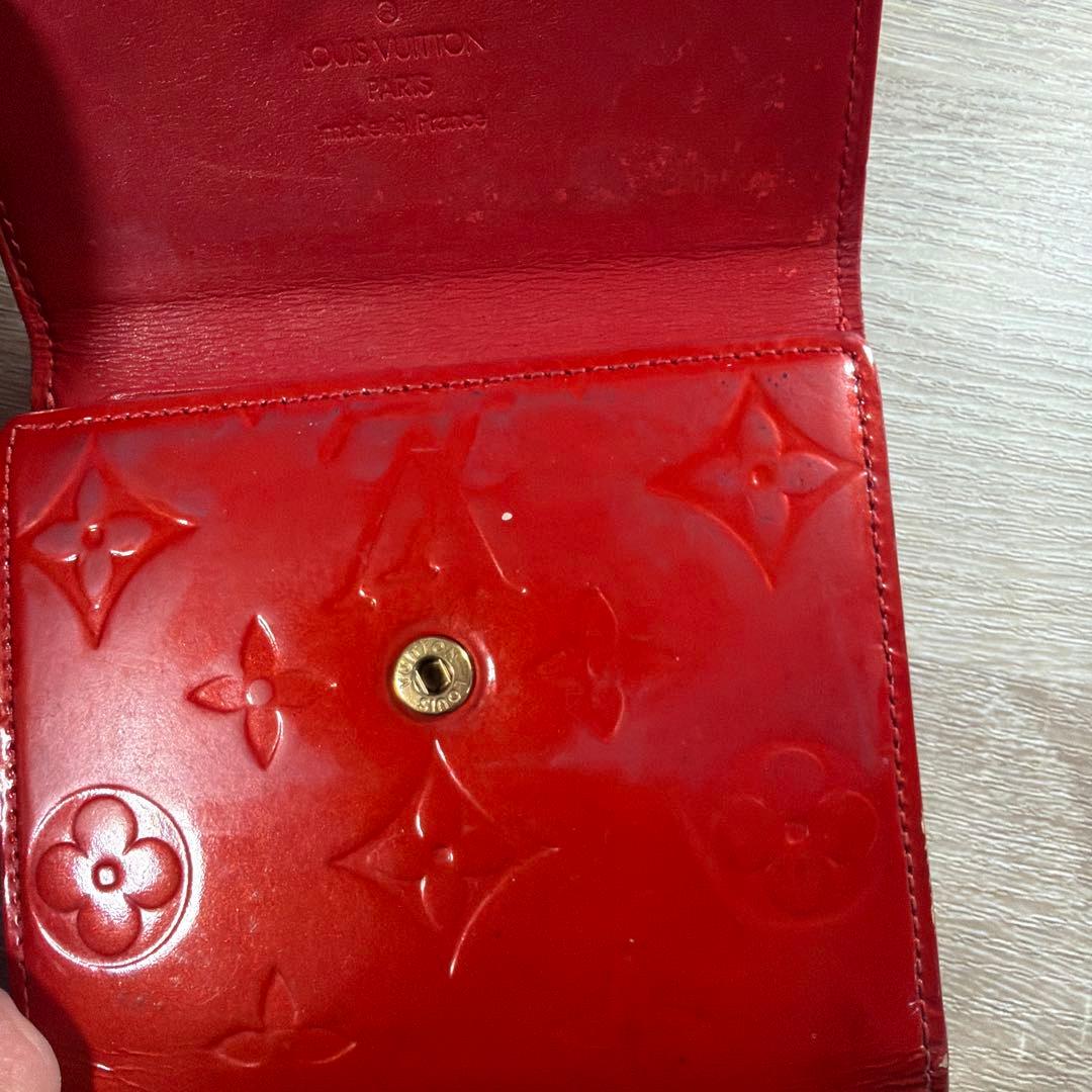 ルイヴィトン　赤いレザー二つ折り財布