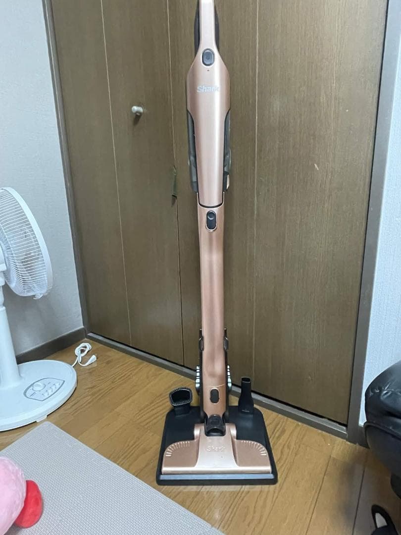 【エマ】Shark 充電式サイクロンスティッククリーナー CH966J