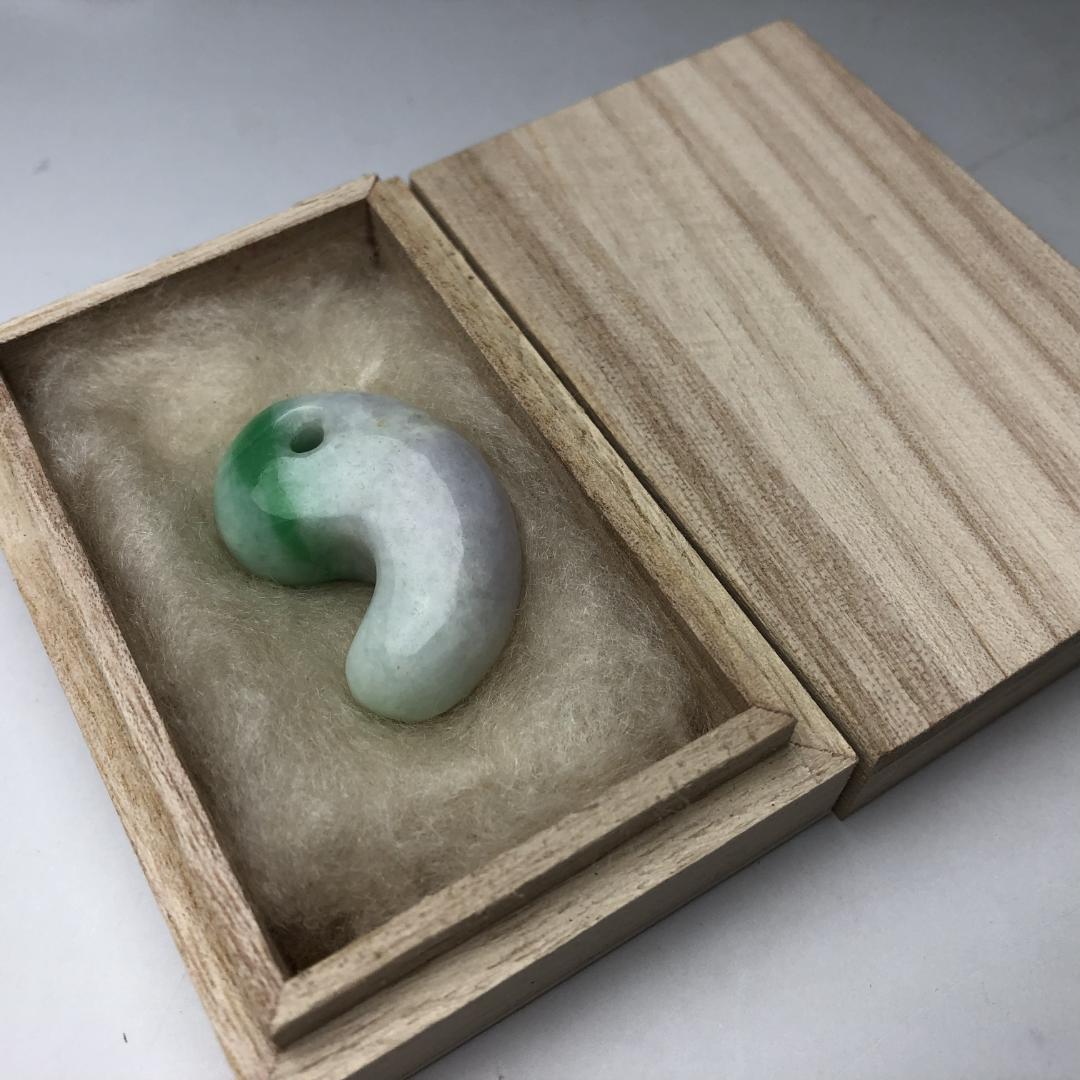 勾玉　翡翠 糸魚川翡翠｜光を宿す守護石・お守りに　共箱