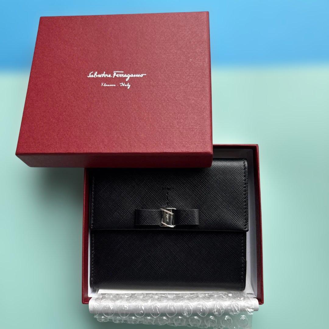 Salvatore Ferragamo フェラガモ　二つ折り財布　春財布に❣️