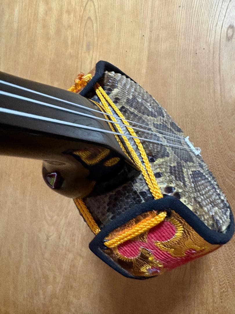 沖縄三線 本蛇皮｜約30年物｜木製スタンド付き｜現状品
